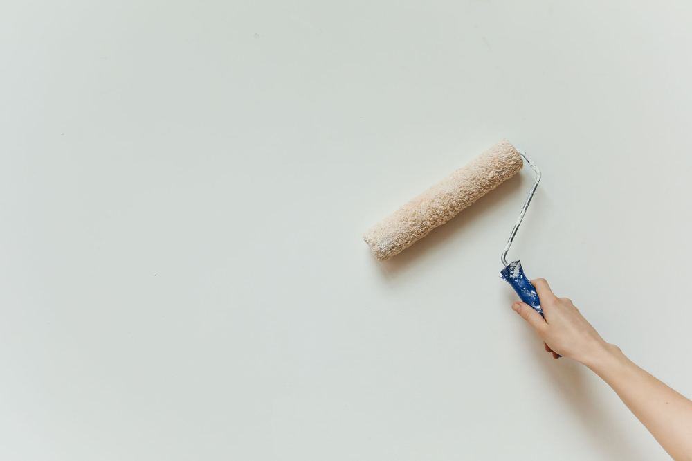 Application de peinture au rouleau sur un mur